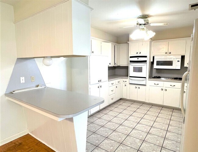 Building Photo - Well cared for beautiful 3 bedroom 2 bathr...