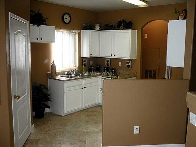 Foto del edificio - COMING SOON! NO SHOWINGS! ONE BEDROOM ONE ...