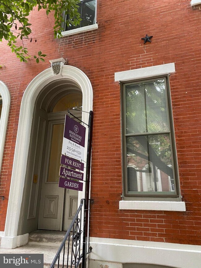 Building Photo - 2041 Mt Vernon St