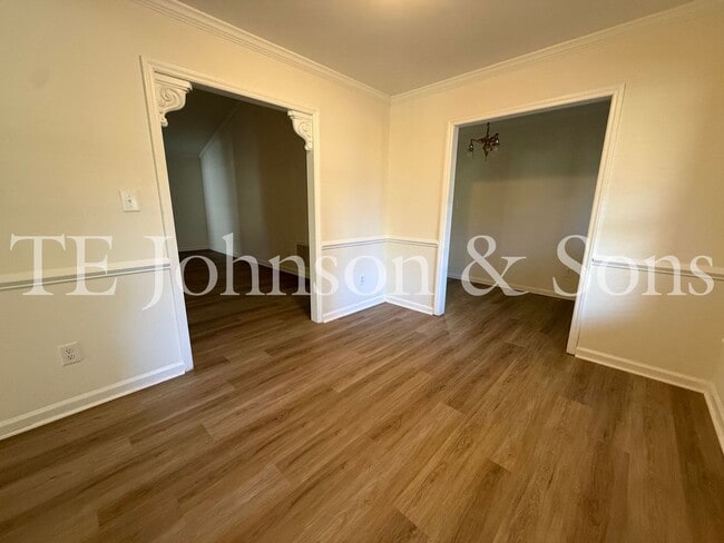 Foto del edificio - Charming 3-Bedroom Home with Rocking Chair Porch and Screened Back Patio