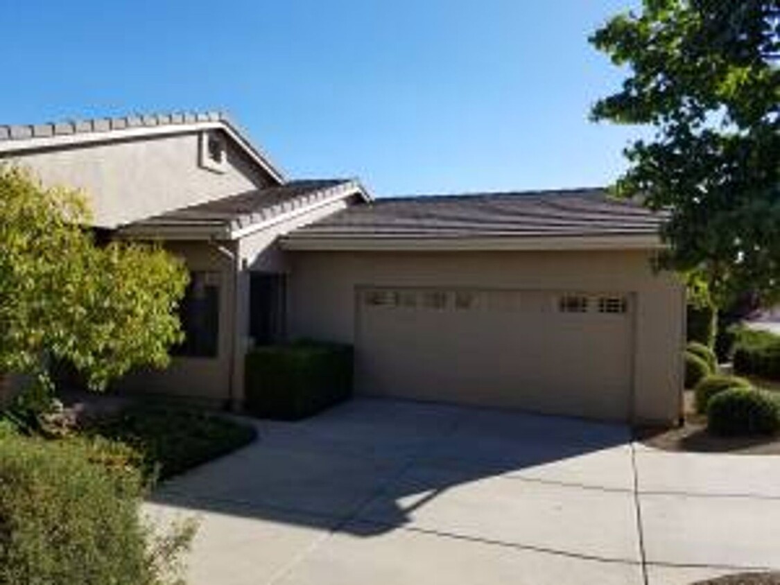 Foto principal - 3 Bedroom Home with Views in Willow Hills,...