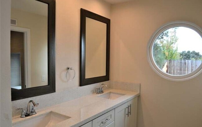 Building Photo - Beautiful 4 Bedroom House with a Long, Pri...