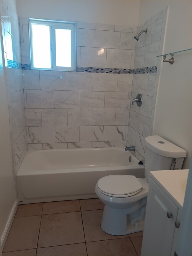 Foto del edificio - 43720 Hardwood Ave