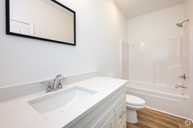 2 habitaciones, 2 baños - 900 pies cuadrados - Baño principal - Palmetto Place Apartments