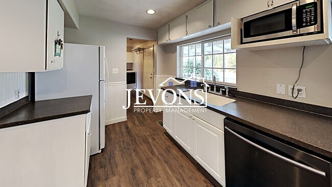Building Photo - Landscaping and water included - Spacious ...