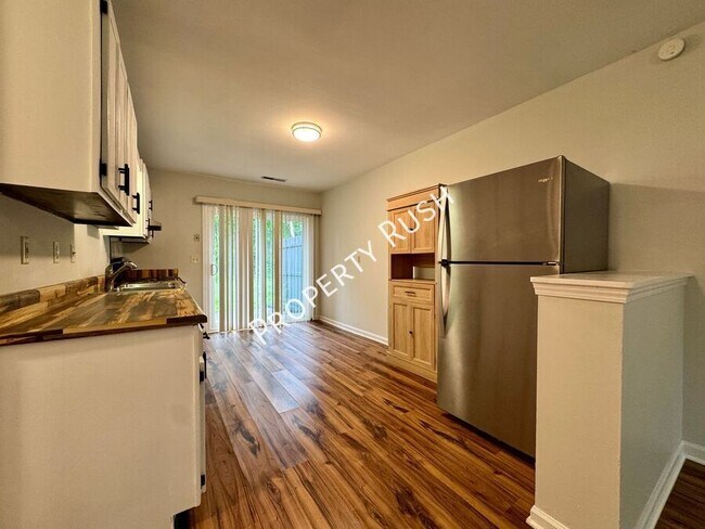 Foto del edificio - 8740 Millard Lee Ln