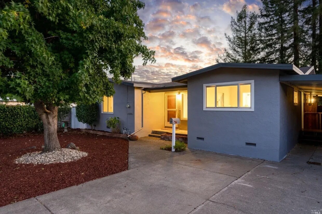 Primary Photo - 615 Manuel Dr