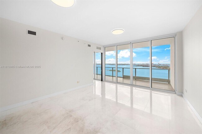 Building Photo - 2020 N Bayshore Dr