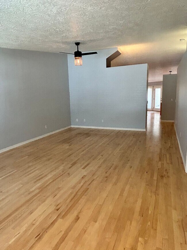 Building Photo - Half Off First Months' Rent!! Spacious Dup...