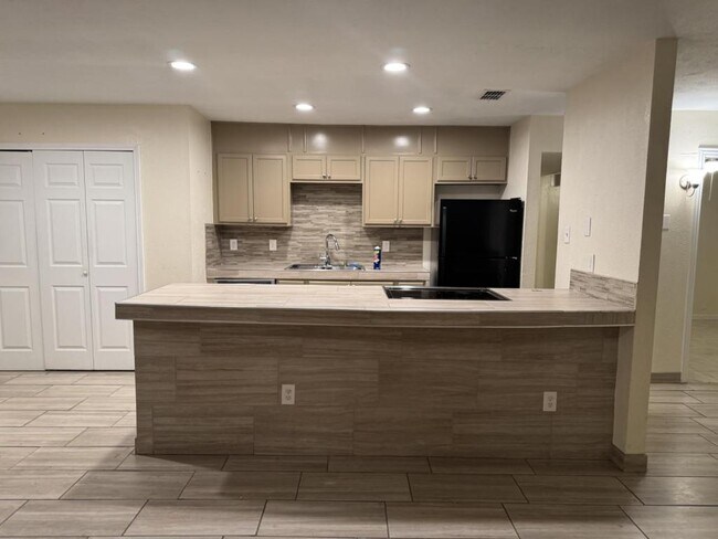 Foto del edificio - 5301 Gibson Dr