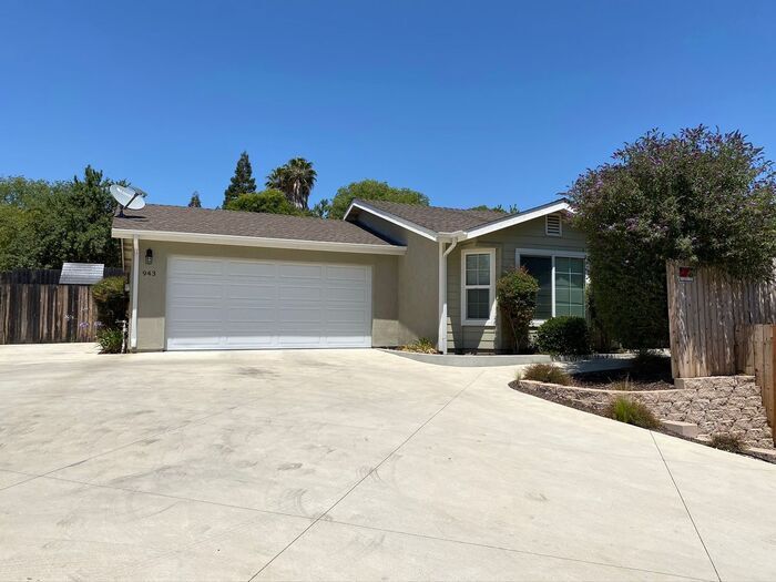 Primary Photo - Cozy 3 Bed / 2 Bath Paso Home