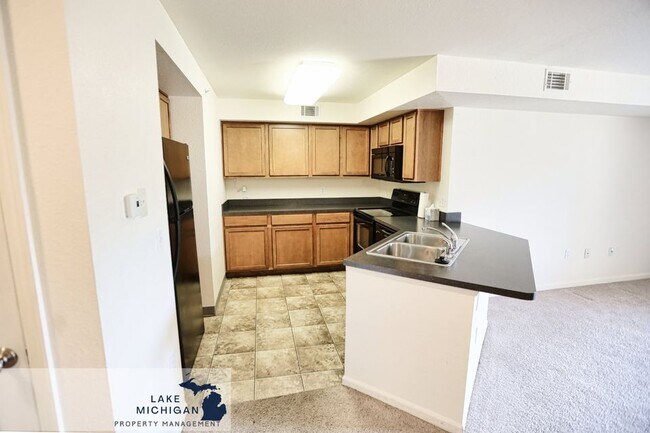 Building Photo - 18400 N Ridge Ct