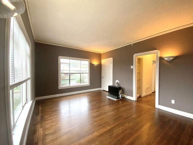 Foto del edificio - Spacious 1BR w/ Bonus Room! Laundry On Site! PRIVATE GARAGE PARKING!
