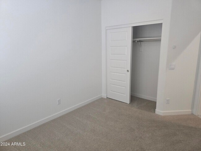 Foto del edificio - 24050 W Flores Dr