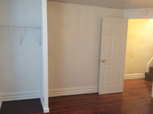 Building Photo - York City SD! Spacious 3 bedroom on 2nd & ...