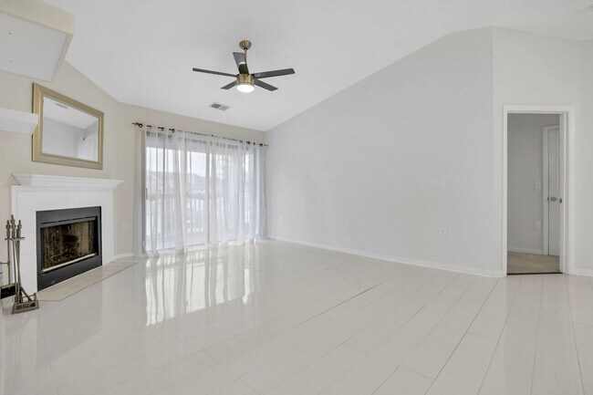 Foto del edificio - Welcome to your new home at 6755 Meadow Cr...