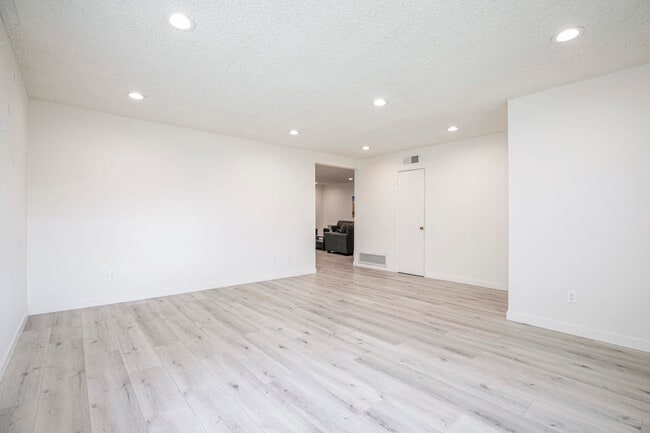 Building Photo - 10431 Hayvenhurst Ave