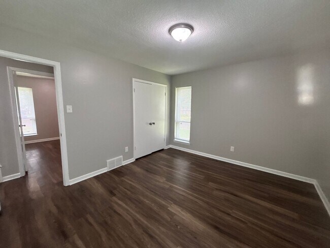 Foto del edificio - 5095 Corkwood Dr