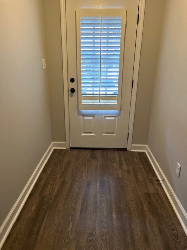 Building Photo - Beautiful 3-Bedroom, 2-Bath Home with Fenc...