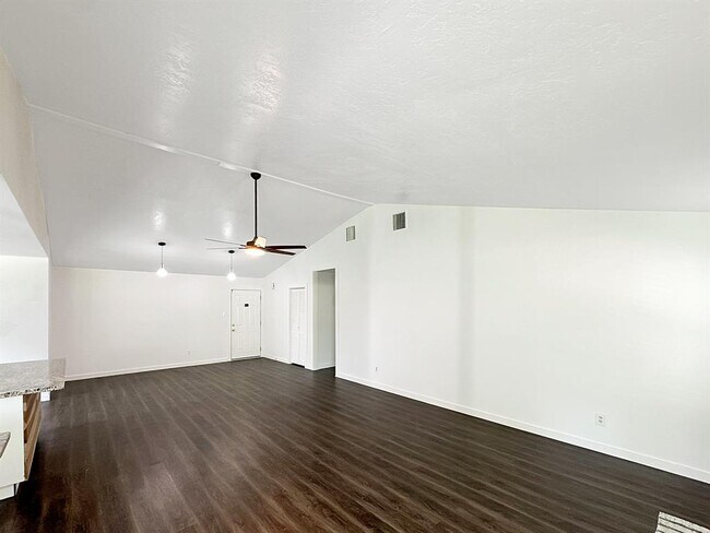 Building Photo - 405 E Castle Harbour Dr