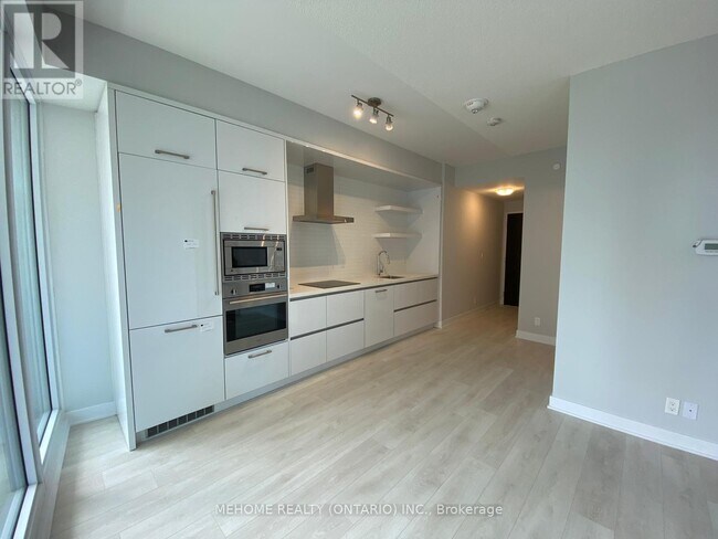Photo du bâtiment - 2221-2221 Yonge St