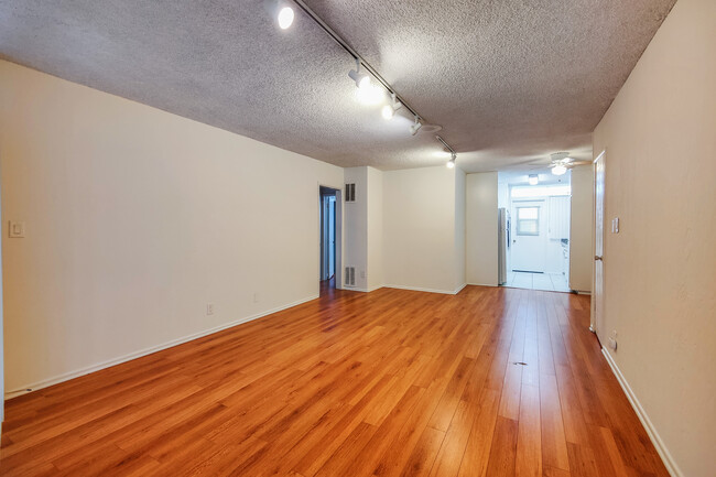 Building Photo - 949 N San Vicente Blvd