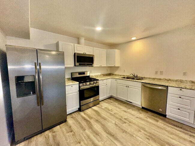 Building Photo - Cute cozy & bright 2 bedroom 1 bathroom home!