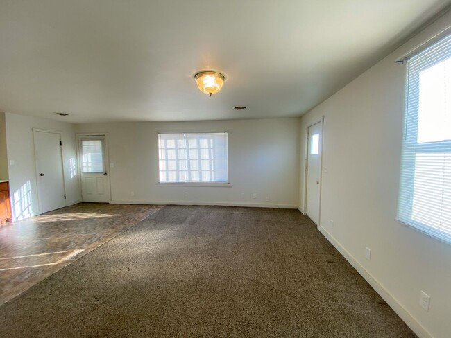 Building Photo - $500 off 1st full months rent  ***Section ...