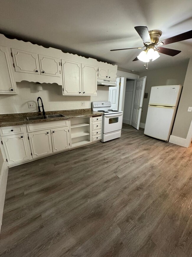 Building Photo - 388 E Merrimack St