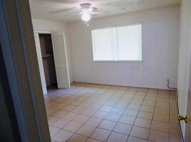 Building Photo - 2027 Highcrest Dr
