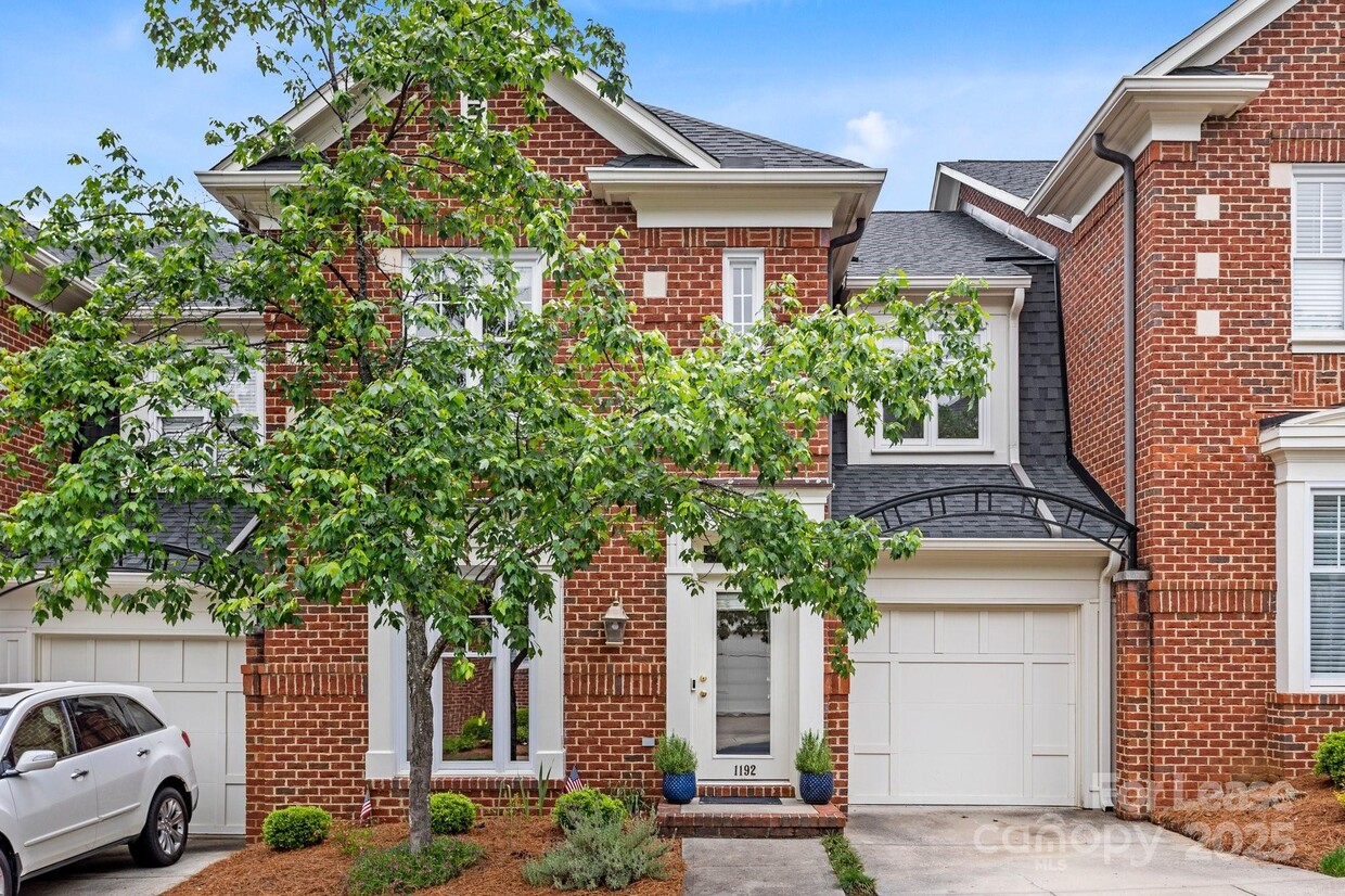 Foto principal - 1192 Hampton Gardens Ln