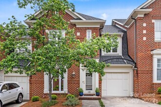 Building Photo - 1192 Hampton Gardens Ln