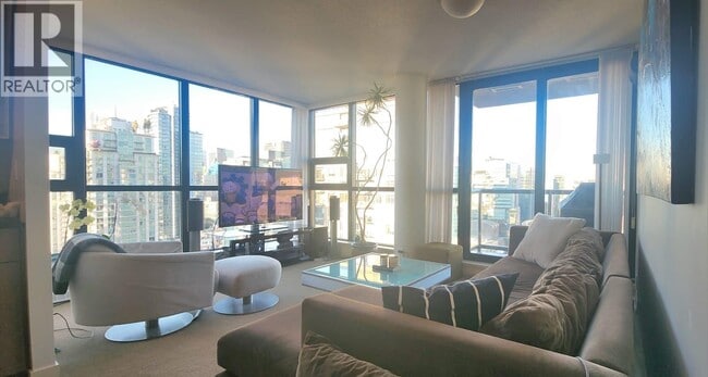 Building Photo - 909 Mainland St