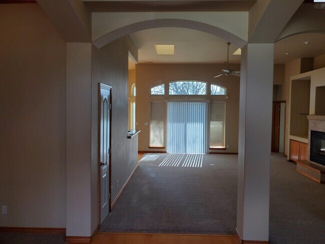 Building Photo - Golf Course Frontage