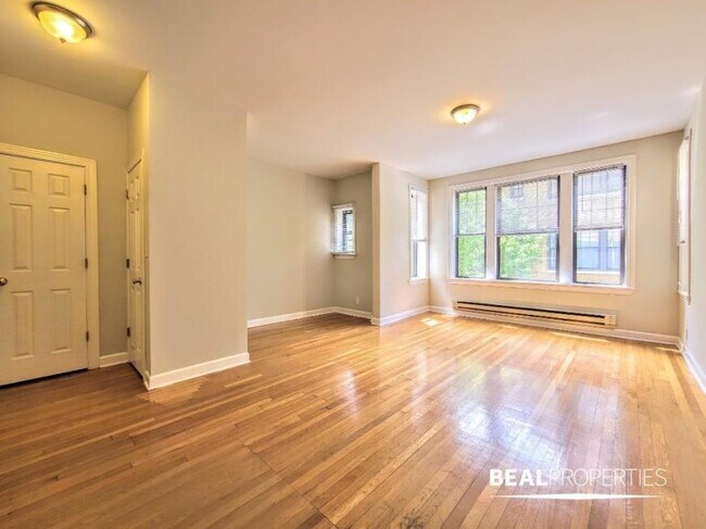 Foto del edificio - 0 bedroom in CHICAGO IL 60657