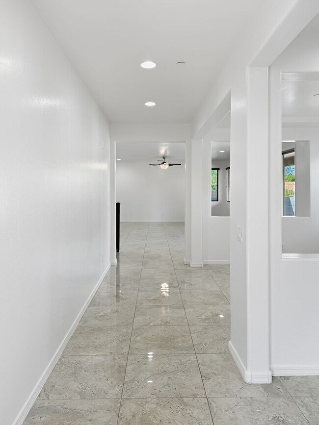 Building Photo - 4630 E Tierra Buena Ln