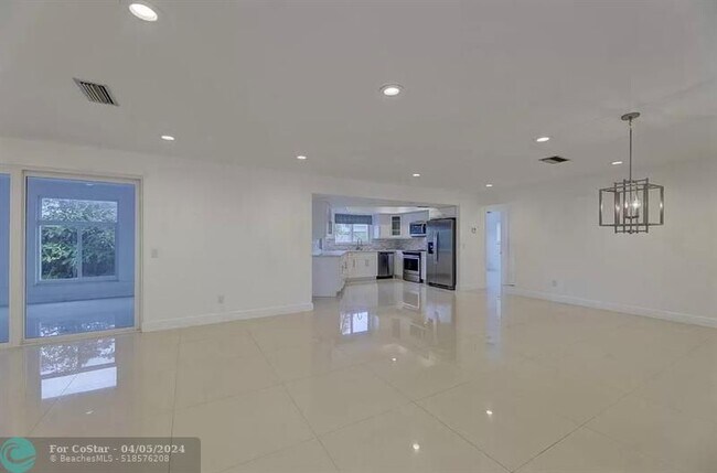 Building Photo - 2910 NE 40th Ct