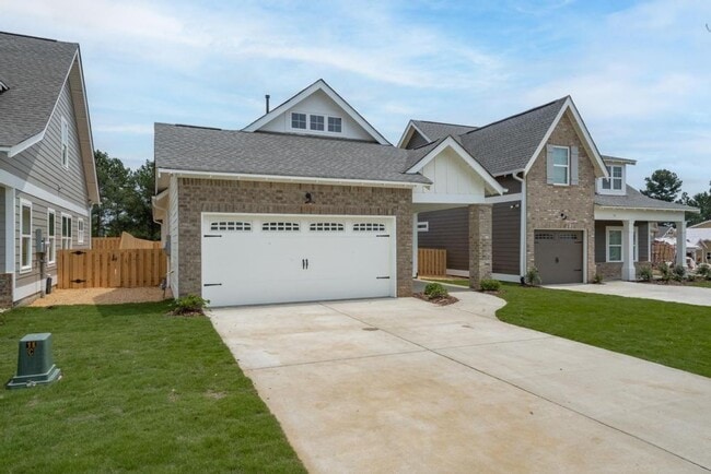 Building Photo - One level living with Two car Garage!