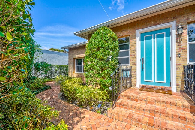 Building Photo - 411 26th St