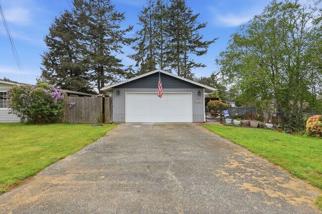 Building Photo - 3 Bedroom, 2 Bathroom Home with Plenty of Space