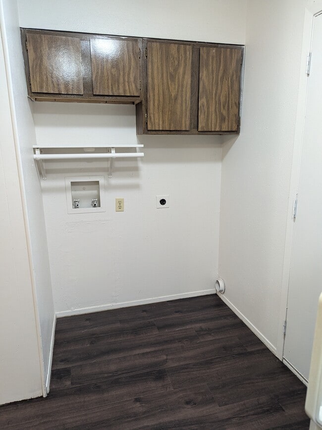 full sized washer/dryer connections - 1800 Romack Ct