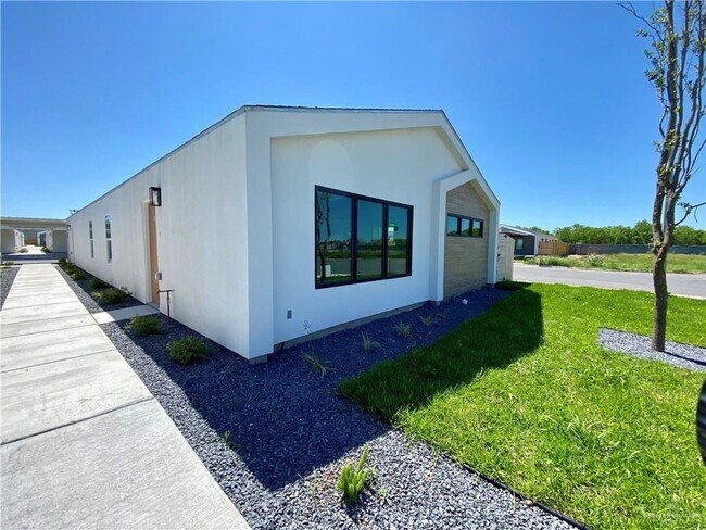 Building Photo - 1300 E Iris Ave