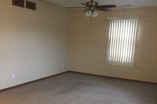 Living room - 1526 N Cedar Lake Rd