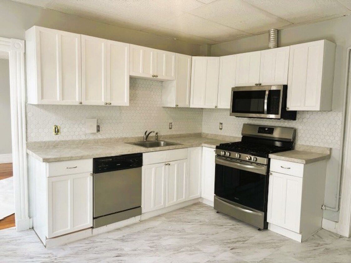 Primary Photo - Just Updated Everett 3 Bedroom Apartment W...