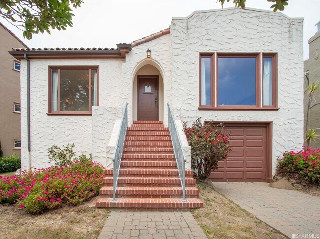 Building Photo - 26 Entrada Ct