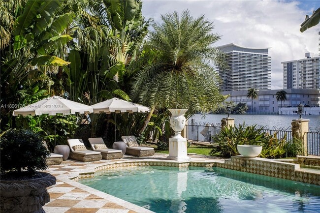 Foto del edificio - 5801 Pine Tree Dr