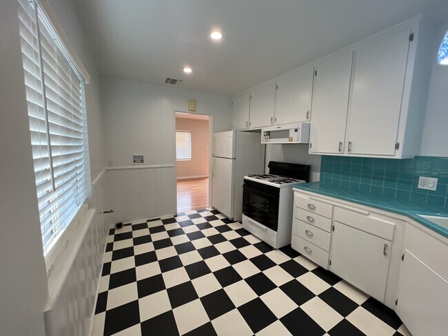 Foto del edificio - 4054 Edenhurst Ave