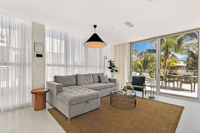 Building Photo - 250 Collins Ave