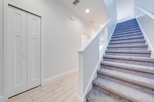 Foto del edificio - 2104 Penny Ln