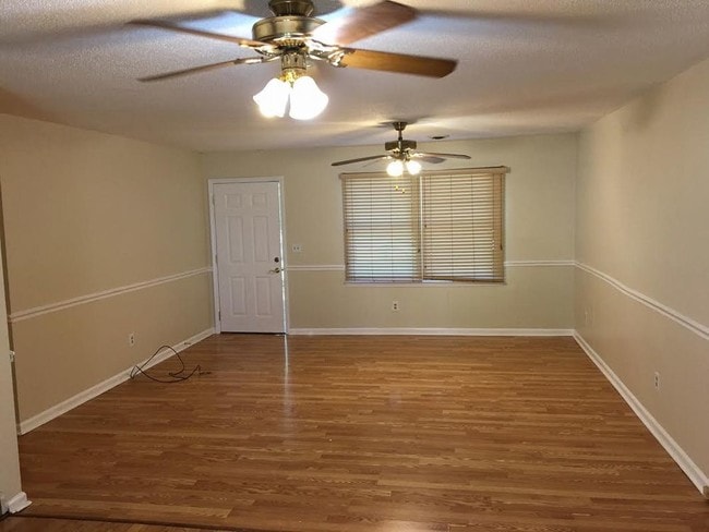 Building Photo - 3 bedroom 2 bath w/ a game room